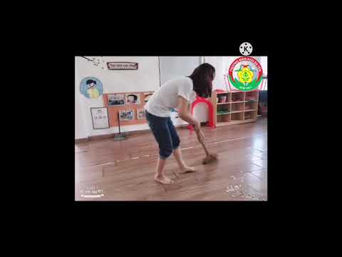 Dạy trẻ kỹ năng quét nhà_GV Kim Anh