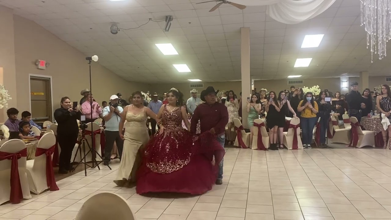 Presentación quinceañera y sus padres