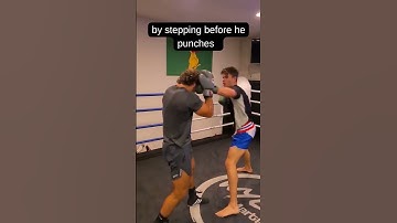 Stop telegraphing your punches with your bad footwork! #boxing #boxingtraining #sparring