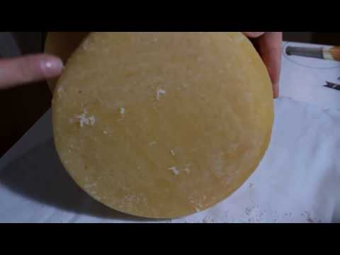 Сыроделие / Как очистить сыр от плесени / Уход за сыром / Домашний сыр