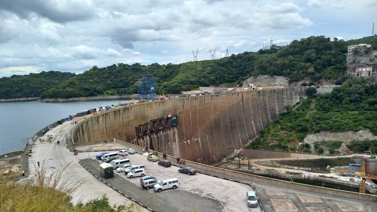 Hundreds of Zimbabweans visit the stunning Kariba dam wall on Easter 2022