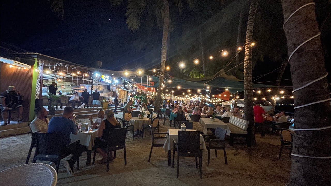 Ночная жизнь на пляже Плайя-Кабарете в провинции Пуэрто-Плата, Доминиканская Республика