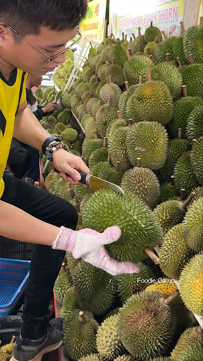 Must Try! The Most Popular Durian Store in Malacca, Malaysia - Fruit Cutting Skills