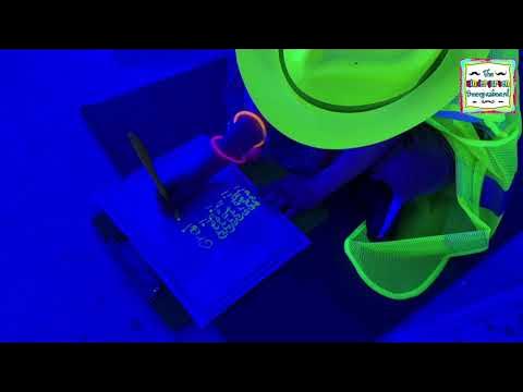 WHAT YOU NEED TO PLAN AN EPIC GLOW IN THE DARK PARTY - DIY BLACK LIGHT IDEAS  