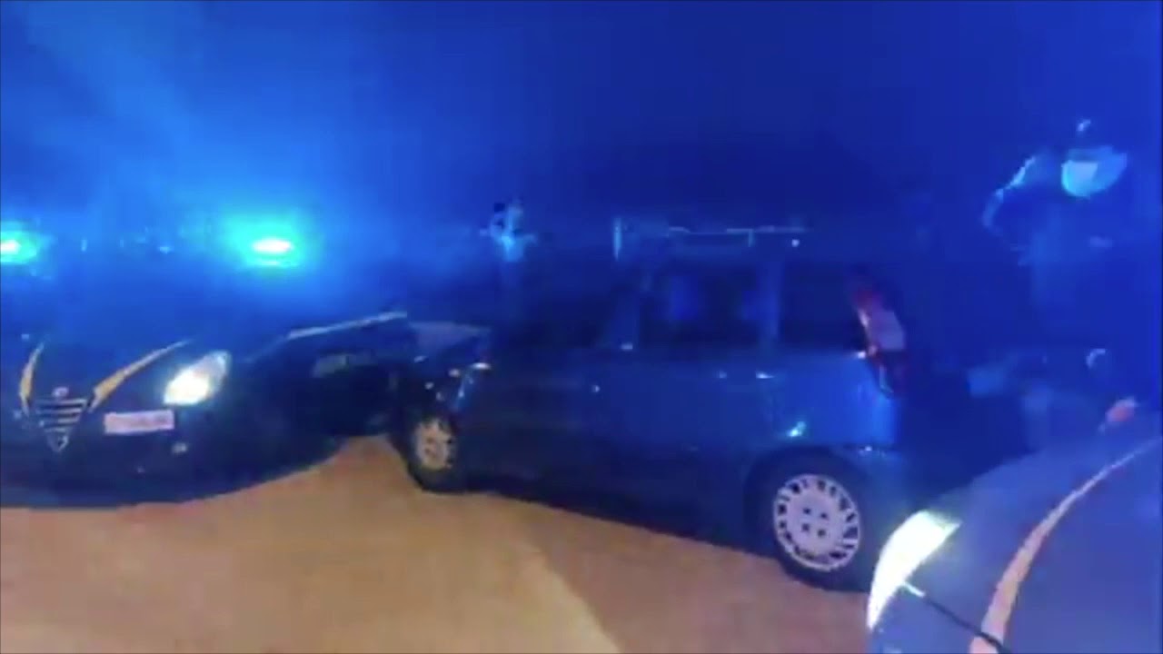 L'omaggio delle forze dell'ordine a medici e infermieri del Covid hospital di Boscotrecase