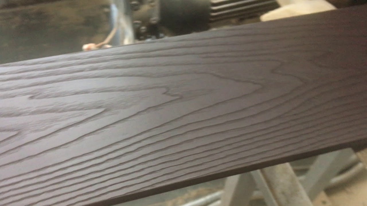 Нанесение тиснения и браширование заборной доски ДПК на производстве ...