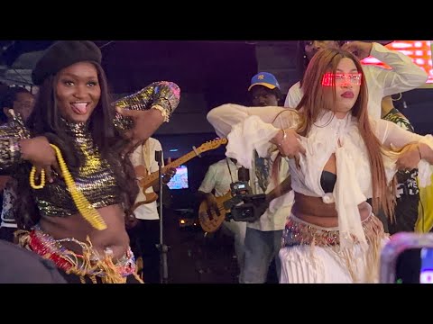 Après leur sanction, Ndeye Ndiaye et Awa Banaya montrent une complicité sur scène devant Wally Seck