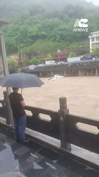 Car swept away by floods in Gansu's Longnan