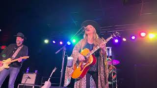 Watch Sunny Sweeney Grow Old With Me video