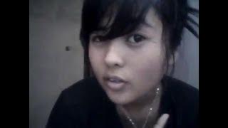 Cewek Cantik lagi nyanyi