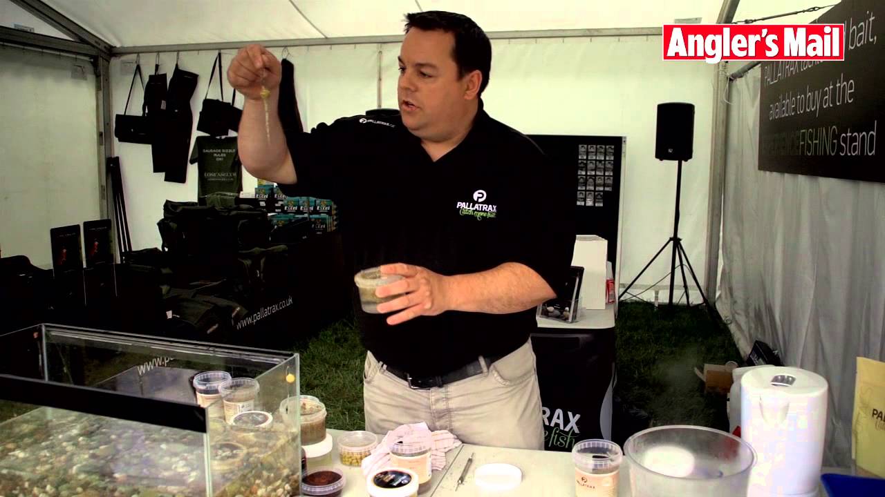 Longleat Fishing Show - Jez Brown demos The Pallatrax Daphnia Fly ...
