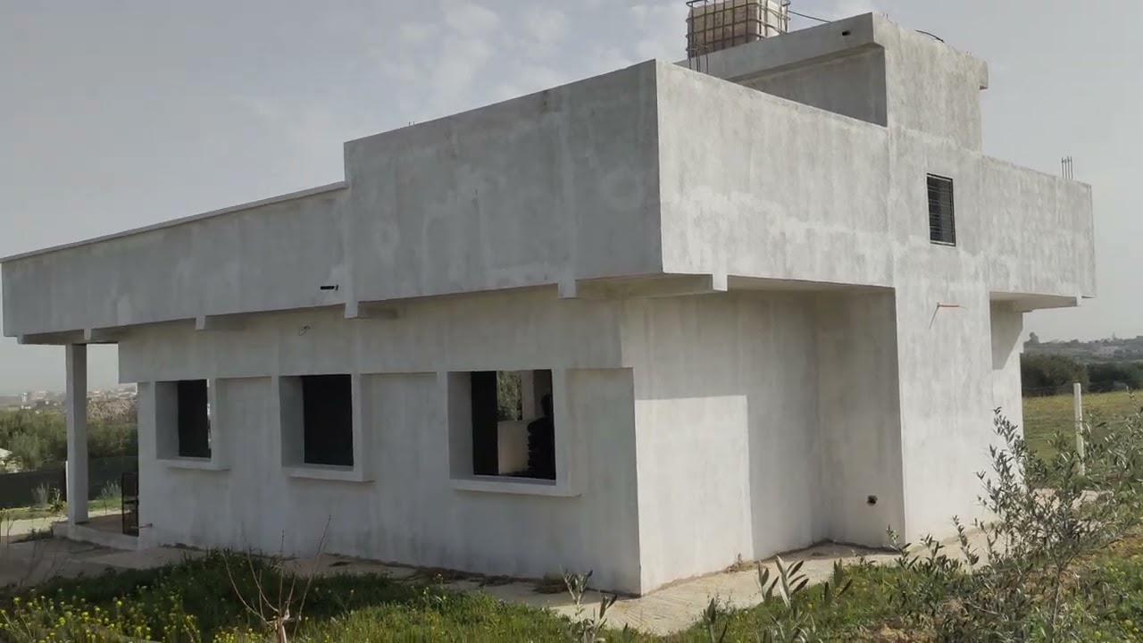 أرض للبيع فيها فيلا سومي فيني بعين تاوجطات جماعة القصير مساحة 1250م تمن 75 مليون 0613547341