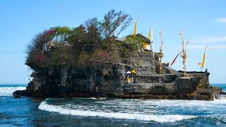 Tanah lot temple in bali, indonesia