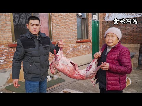 Thumbnail for 【食味阿远】820块买了只羊，阿远请朋友吃烤全羊，先腌一晚再烤，烤法很粗暴 | Roasted Whole Lamb | Shi Wei A Yuan