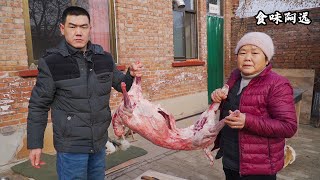【食味阿远】820块买了只羊，阿远请朋友吃烤全羊，先腌一晚再烤，烤法很粗暴 | Roasted Whole Lamb | Shi Wei A Yuan