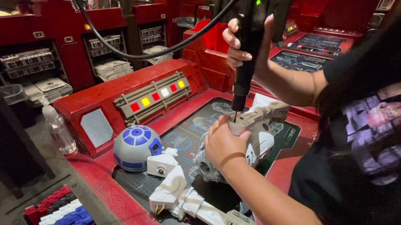 Building R2D2 at Droid Depot Star Wars Galaxy’s Edge Disneyland - YouTube