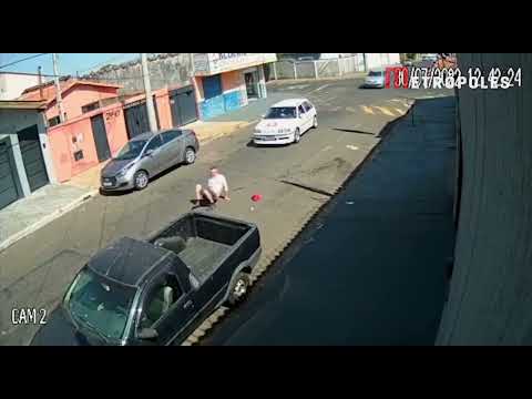 Motorista cai do carro enquanto dirigia: “Capeta quis me matar”