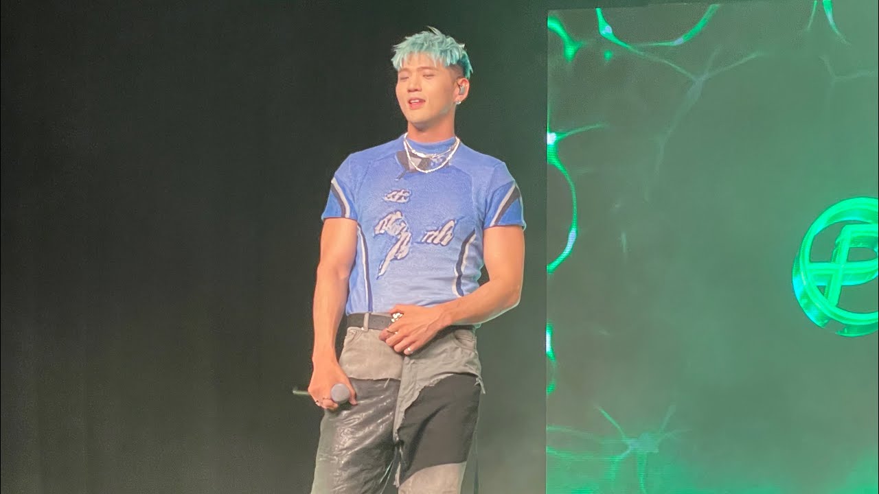 BM Receiving bracelet from Me KARD (카드) NEW YORK TOUR 2023 - YouTube