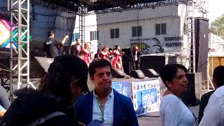 Grupo super Novas en la central de abastos