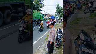 Polsek Kandangan Evakuasi Truk Mogok di Tengah Jalan Arus lalu lintas di Jalan Pare Baru, Kab Kediri