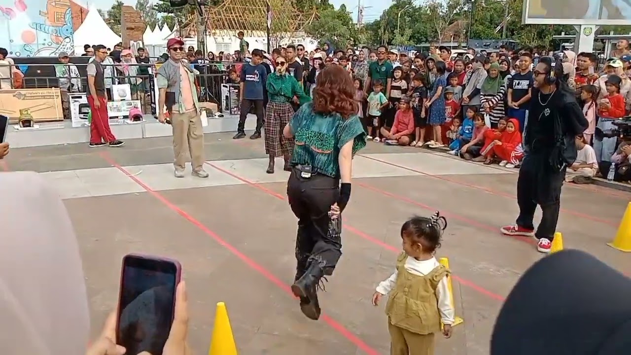 Dahsyat RCTI di Indramayu Besok ada Charly Van Houten loncat2 barang kang Charly Van Houten jam 9