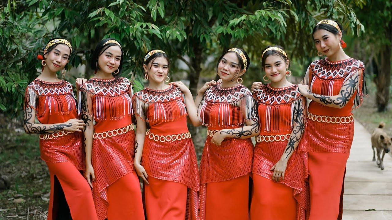 TARIAN DAYAK PENGANTAR MEMPELAI WANITA (edisi nikahan adat)
