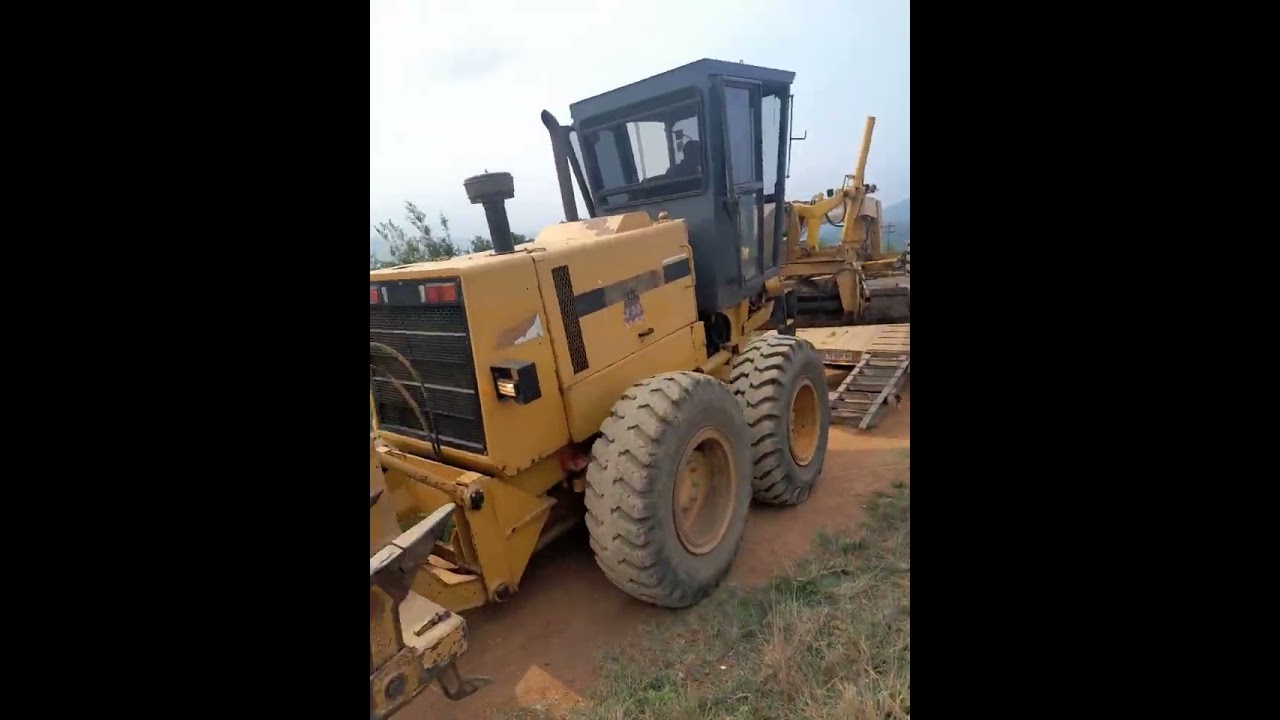 how to offload a Mitsubish grader on a loadbed