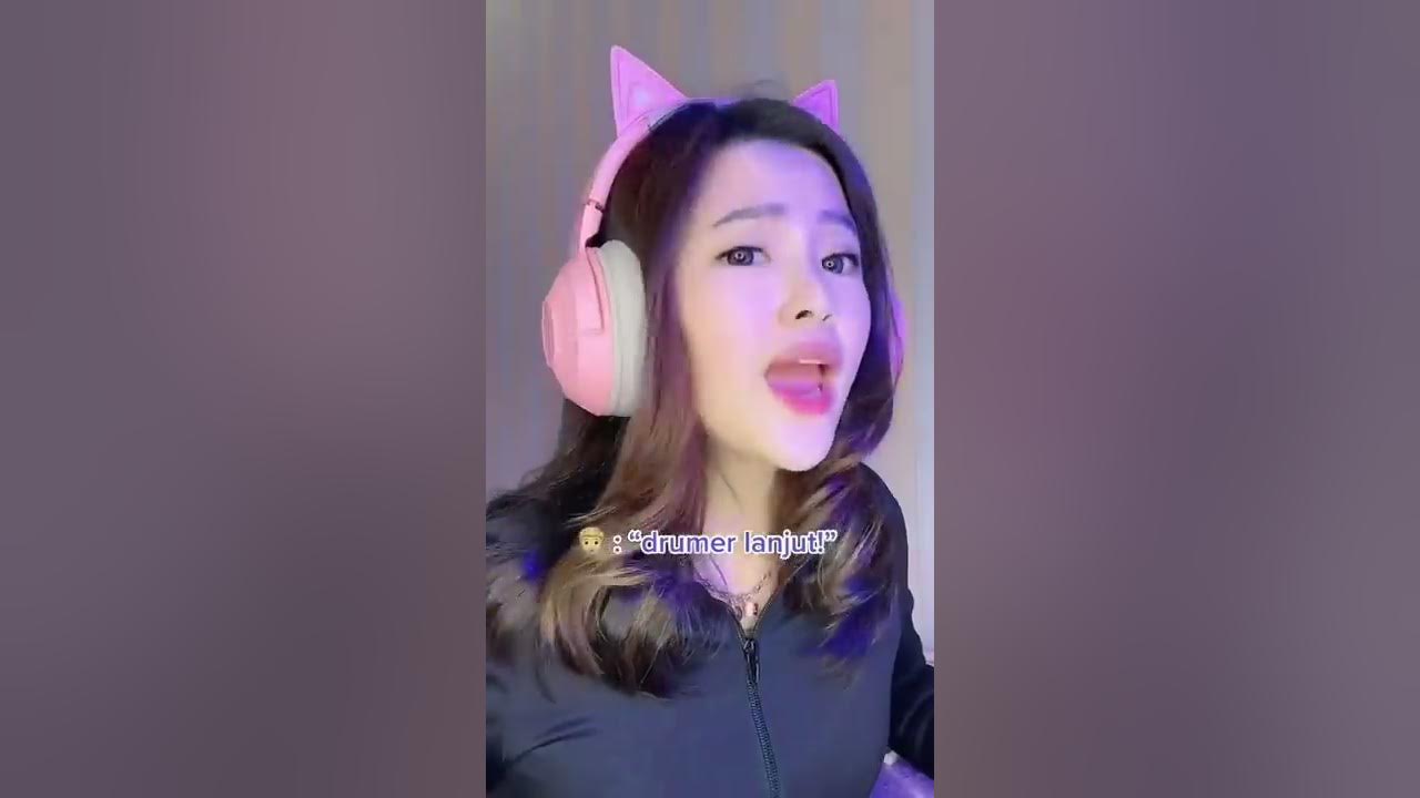 #pov : mic dari penyanyi itu mendadak tidak berfungsi, dan kamu diminta menggantikan penyanyi itu. #pov : mic dari penyanyi itu mendadak tidak berfungsi, dan kamu diminta menggantikan penyanyi itu.
