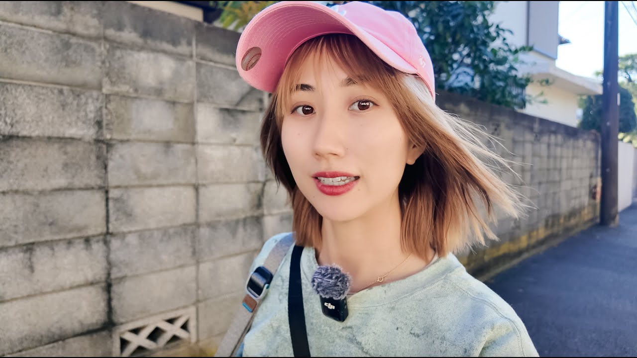 A relaxing stroll in Kamakura with a Japanese girl.