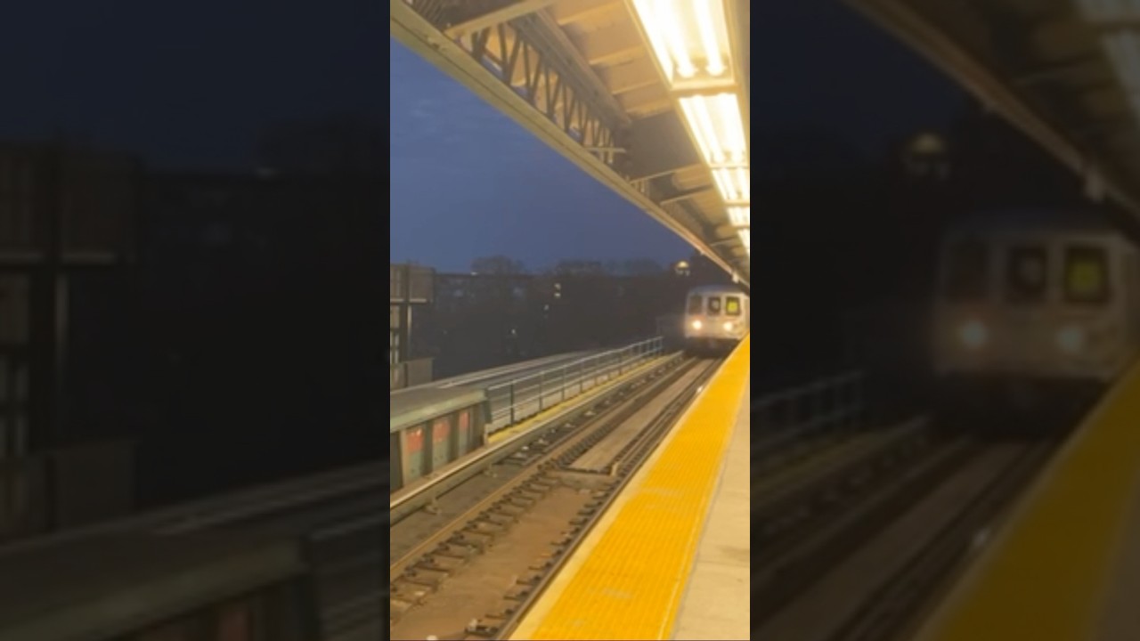 R46 (W) Train Arrives at Astoria Blvd 