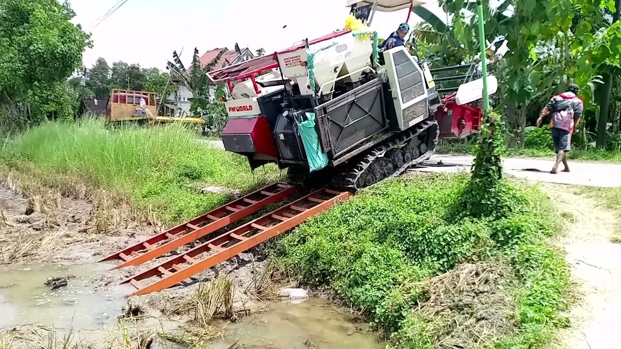 TIPS agar combine tidak nyungsep saat turunan sangat terjal #combineharvester 