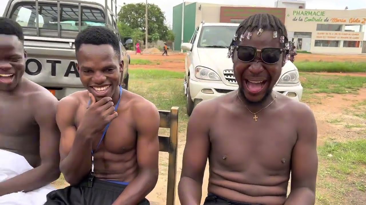 On touche les sei*ns, très amusant 🤣