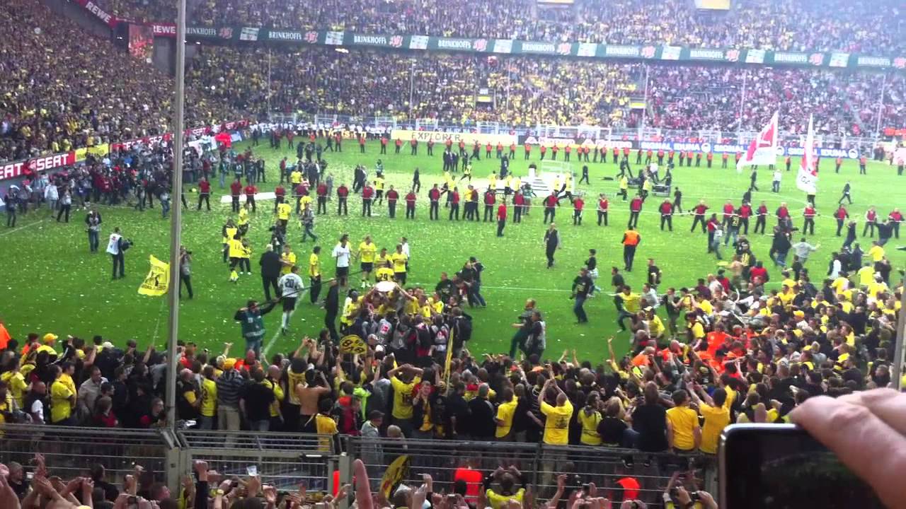 BVB Borussia Dortmund - Eintracht Frankfurt 3:1 Fans stürmen auf den Rasen