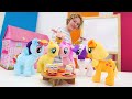 Spielzeug Kindergarten mit Nicole. My Little Ponys lernen die Farben auf Englisch. Lernvideo