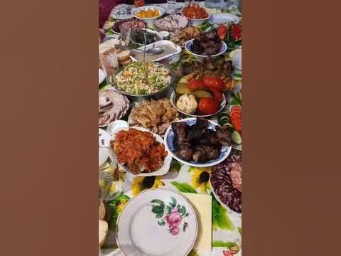 Частуємося велика родина за столом. - YouTube