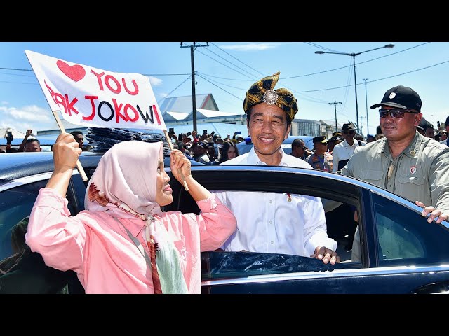 Kunjungi Pasar Laino Raha, Presiden Jokowi Disambut Lautan Masyarakat Muna, Kab. Muna, 13 Mei 2024 class=