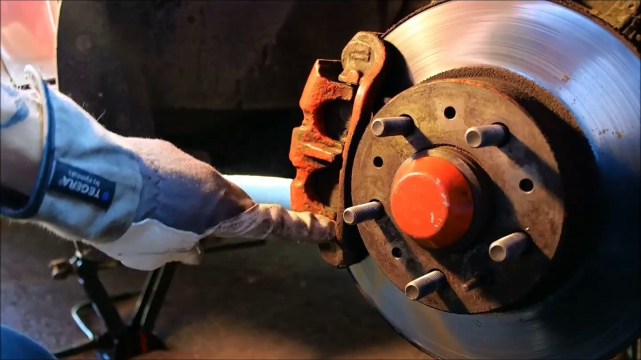 Vi byter bromsbelägg fram och underhåller kringliggande bromsdetaljer Volvo 240 740 940 m.m