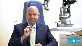 What is a Macular Hole and what are its symptoms?