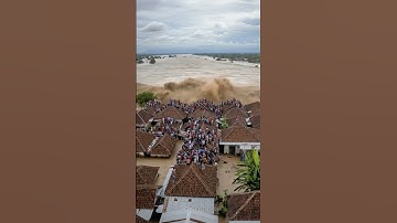 Detik-Detik Banjir Bandang Ganas Terjang Permukiman Warga! #shorts