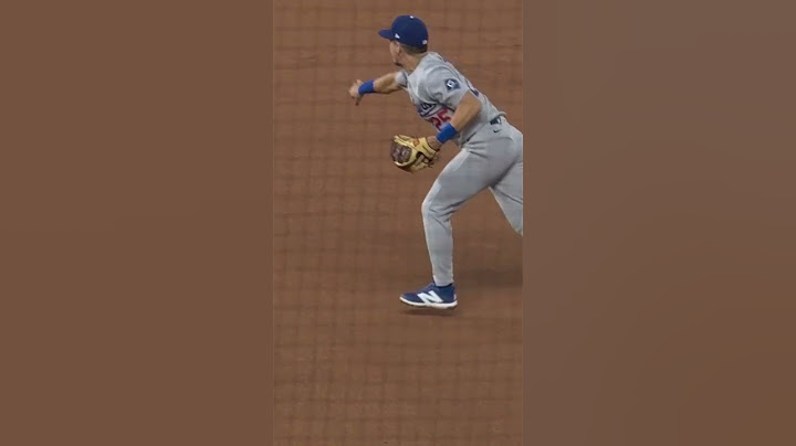 Freddie Freeman ends the game with an UNREAL pick 😱