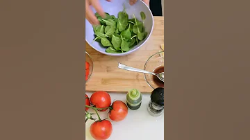 Вкусный Салат со шпинатом и яйцом
