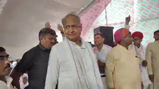 महात्मा ज्योतिबा व माता सावित्रीबाई फुले का मूर्ति अनावरण: पूर्व मुख्यमंत्री अशोक गहलोत पहुंचे