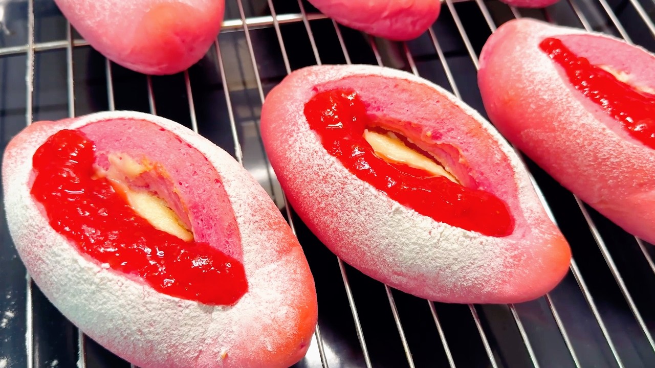 🍓「草莓乳酪软欧包」酸酸甜甜，香气浓郁！