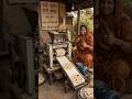 देसी जुगाड़ वाली ऑटोमेटिक रोटी मशीन 😲 | ऊपर आटा डालो, नीचे रोटी पाओ 🔥 #ruralgirl #desijugaad #shorts