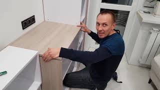 Парень собирает мебель Парень собирает мебель