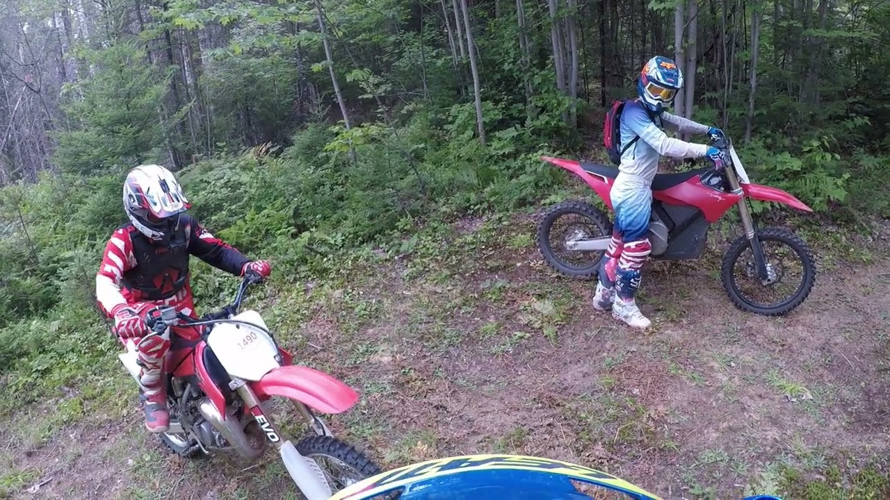 Will vs. Dédé une COURSE endiablée / Single Track avec Alex et la STARK VARG!