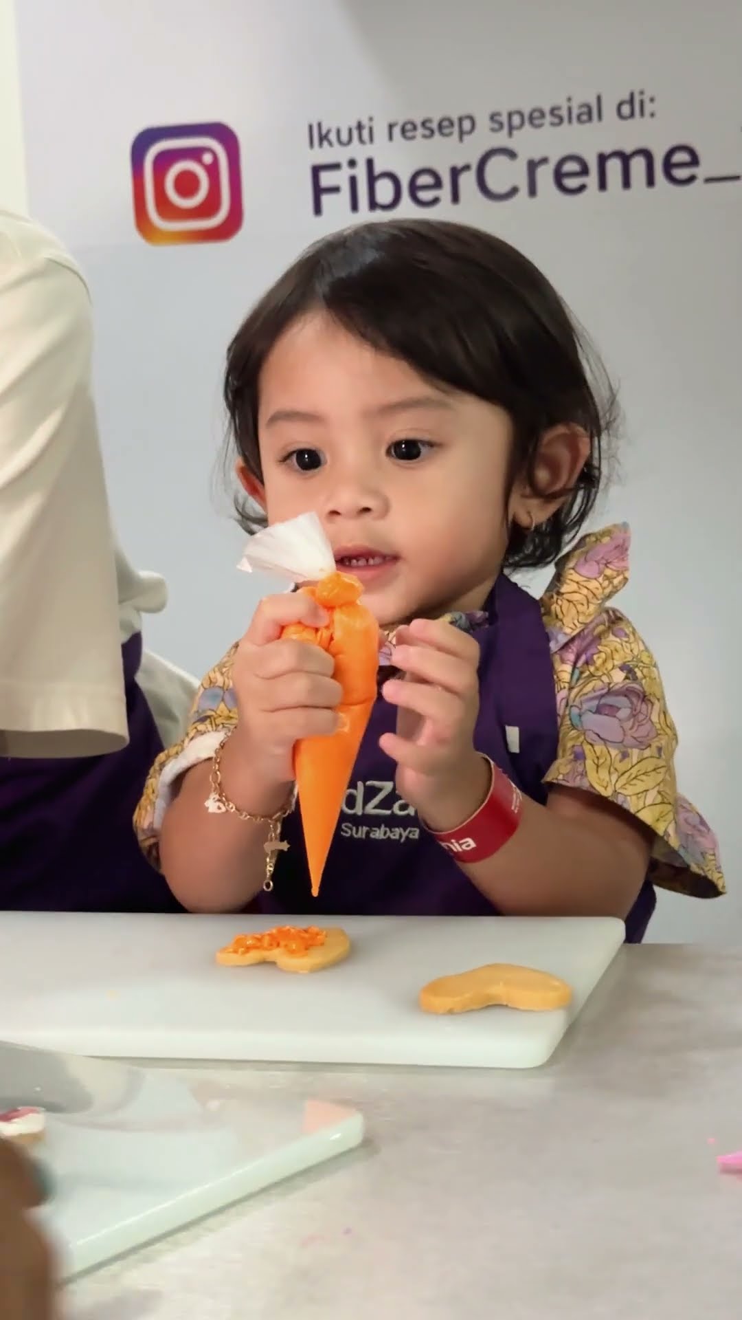 LEIKA AND LEXIE COOKIE DECORATION IN KIDZANIA! ? #leika #viral #shorts #funny #kids
