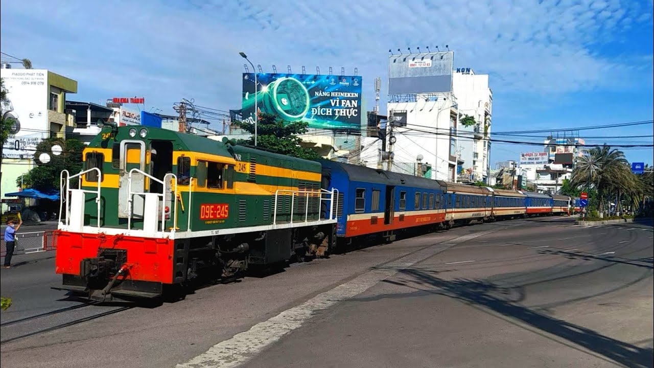 [576] D9E-245 kéo tàu SE29 tăng tốc qua Chắn Nguyễn Tất Thành (15h33-6 ...