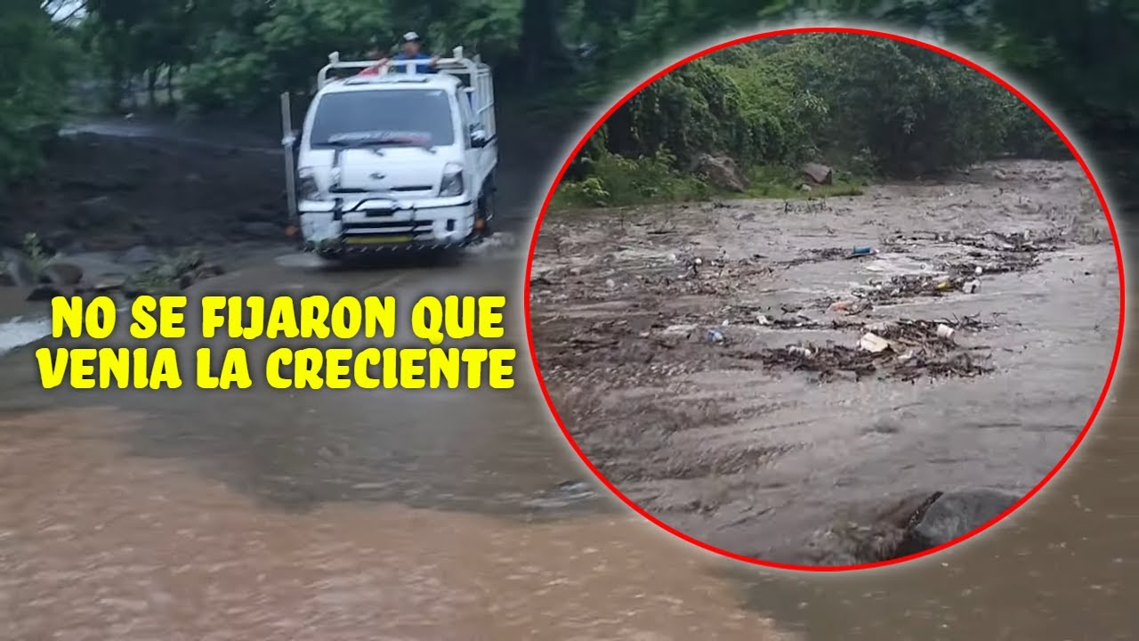 ⁣Este carro por poco es arrastrado por una CRECIENTE DE RIO. Mira el desenlace como lograron salir.