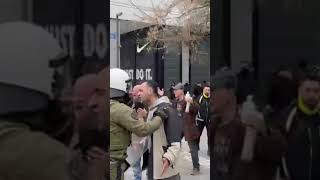 Εξοργισμένοι πολίτες εναντίον αστυνομικών | Flash.gr